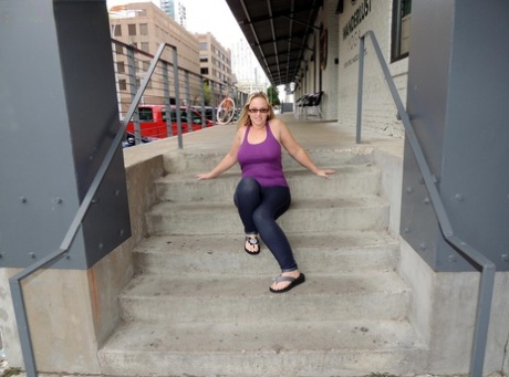 Fat amateur Dee Siren fist fucks her snatch after getting into a vehicle