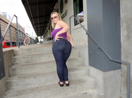 Fat amateur Dee Siren fist fucks her snatch after getting into a vehicle