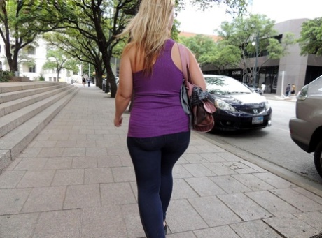 Fat amateur Dee Siren fist fucks her snatch after getting into a vehicle