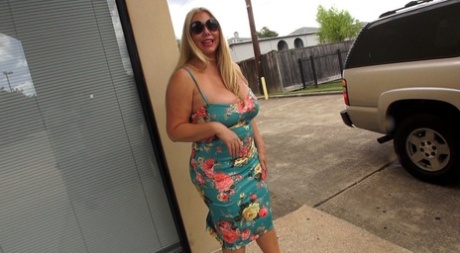 Thick blonde amateur Karen Fisher fucks a stranger inside his car