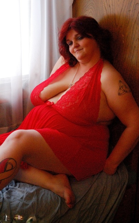 SSBBW Blackwidowak releases huge saggy tits from red baby doll lingerie