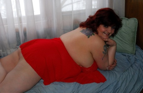 SSBBW Blackwidowak releases huge saggy tits from red baby doll lingerie