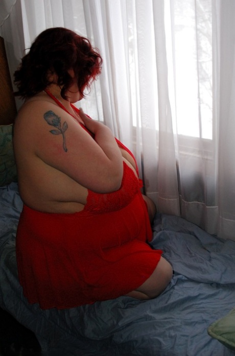 SSBBW Blackwidowak releases huge saggy tits from red baby doll lingerie