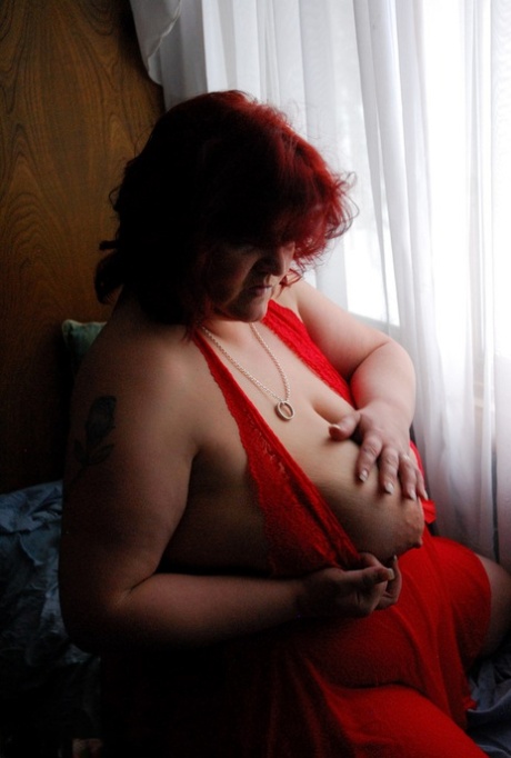 SSBBW Blackwidowak releases huge saggy tits from red baby doll lingerie