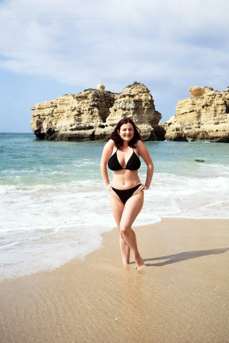 Brunette MILF Lorna Morgan releases her nice melons from bikini on a beach