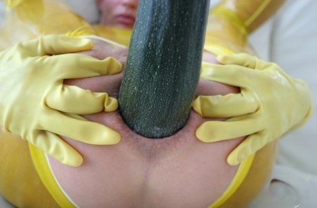 Brunette chick shows her gaped anus after a vegetable insertion