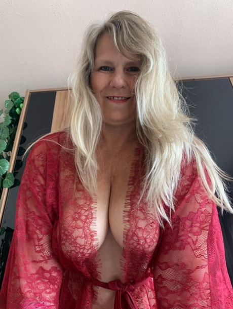 Mature blonde amateur Sweet Susi doffs a robe to pose nude in white stockings