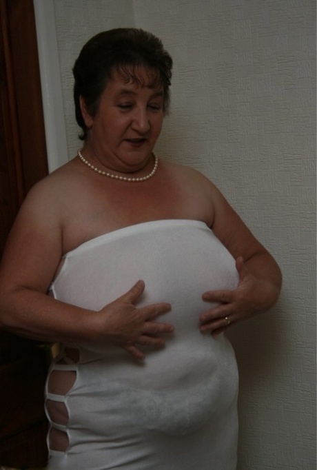 Older UK fatty Kinky Carol unleashes her giant breasts in pumps