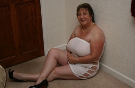 Older UK fatty Kinky Carol unleashes her giant breasts in pumps