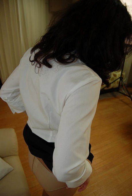 Mako Shinozuka reveals her amazing Asian boobies and hairy pussy