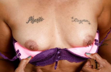 Ebony Donni is drilling her cute-looking pink hole on the cam