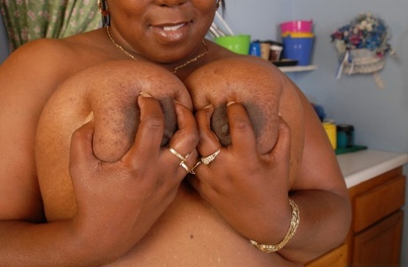 Fatty mature ebony Subrina demonstrates her cute boobies and pussy