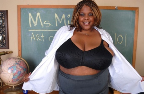 Mature ebony Minxx demonstrates her tight vagina and big boobs
