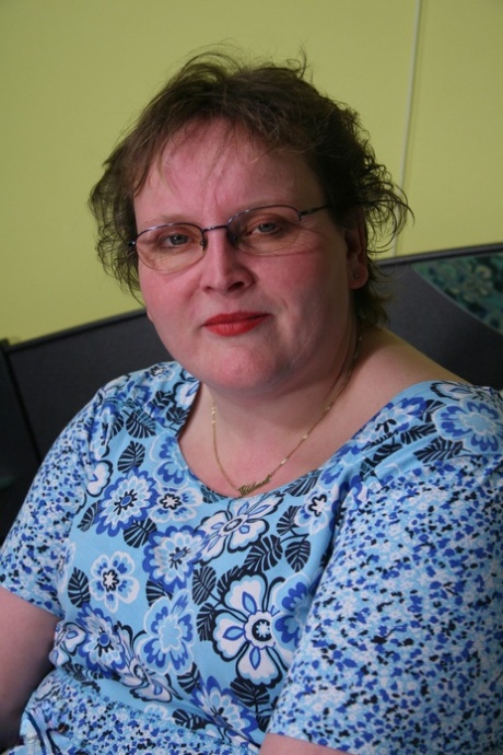 Chubby granny Gonny reveals her huge ass and plays with a sex toy