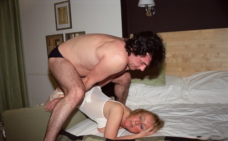 Mature wife in white stockings Sammy sucks a knob while riding another