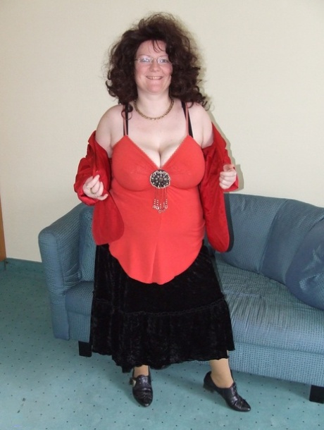 Fat mature amateur Jasmina exposes her huge juggs and poses naked