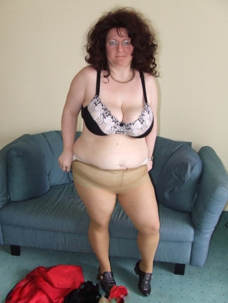 Fat mature amateur Jasmina exposes her huge juggs and poses naked