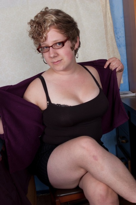 Chubby chick with natural juggs Josey reveals her hairy twat on a desk