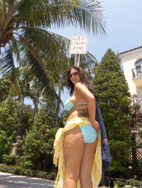 Curvy amateur Reina Leone unveils her big tits and rides a cock on the floor
