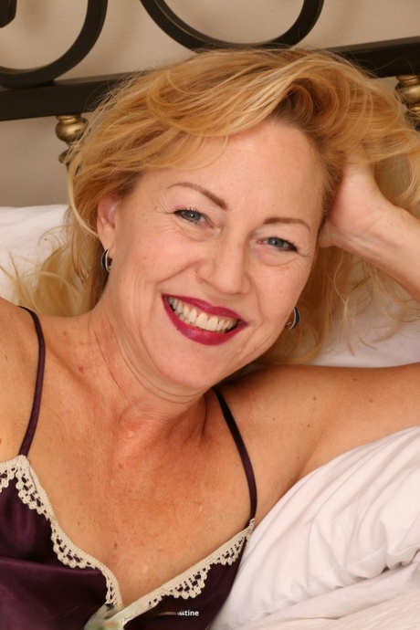 Horny mature in a negligee Goddess Justine spreads her tasty love holes
