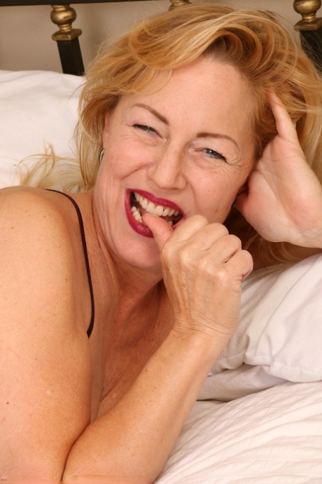 Horny mature in a negligee Goddess Justine spreads her tasty love holes