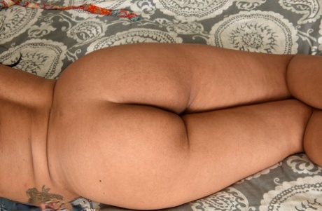 Beautiful ebony MILF Cierra flaunts her big booty all nude on her bed