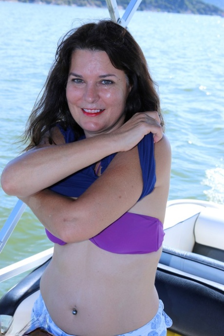 Amateur MILF Sherry Lee strips naked & plays with her hairy pussy on the boat