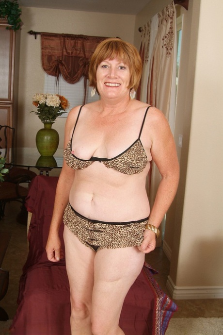 Kinky amateur granny Samantha L shows her fat ass and rubs her pussy