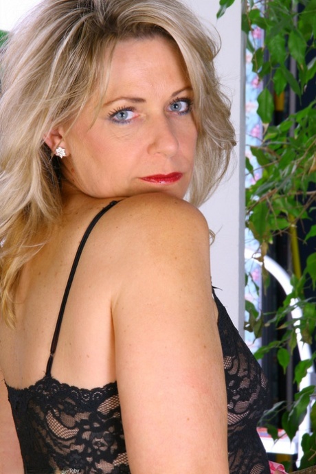 Blue-eyed MILF Leah flaunts her saggy tits & spreads her tight pussy up close