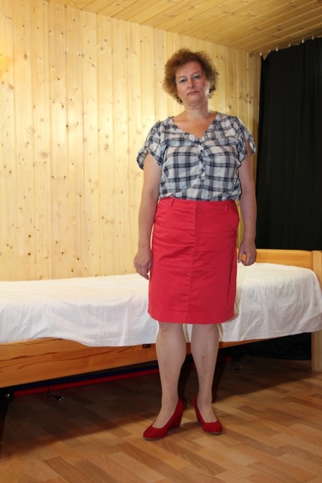 Mature granny Suzi reveals her fat body and big tits to tease her shaved cunt