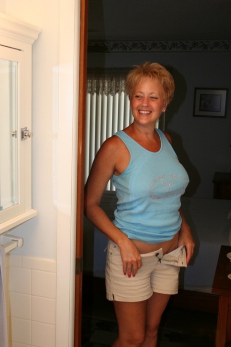 Mature amateur Tracy Lick gives a soapy handjob before getting cunnilingus