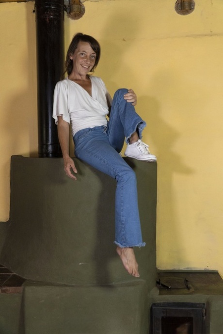 Amateur wife Helen H doffs her jeans and shirt and plays with her bushy muff
