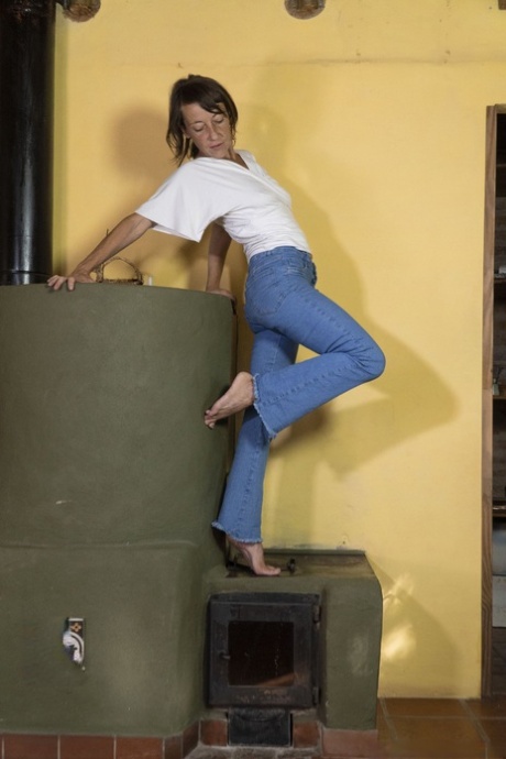 Amateur wife Helen H doffs her jeans and shirt and plays with her bushy muff