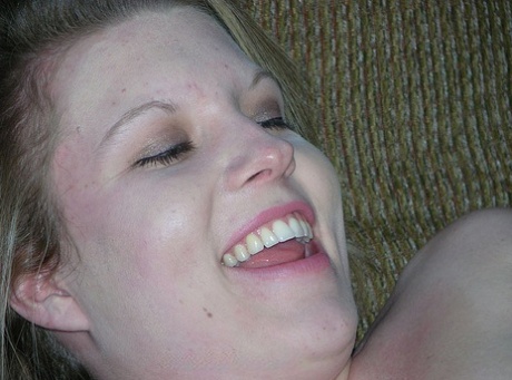 American MILF in nylon stockings Veronica Snow toying her hungry pussy