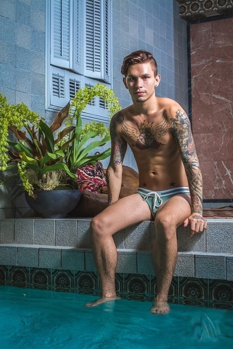 Muscular gay enjoys hardcore anal sex with a hot bottom after sucking his dick