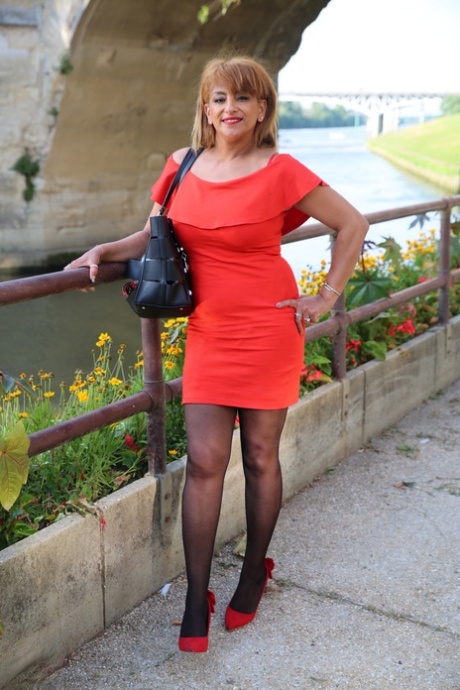 Mature beauty in an elegant outfit Sonia flashing her panties in public
